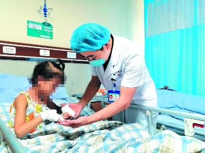 雅安仁康医院创伤显微外科多措并举治疗小女孩双手并指畸形