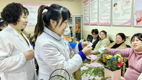“孕妈的“花”样生活”雅安仁康医院孕妇学校举办孕期DIY插花活动