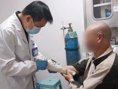 运用精湛医术 治愈患者右手掌